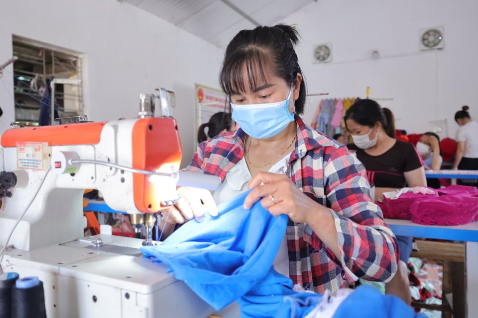Nhiều lao động nữ khuyết tật l&agrave;m việc tại xưởng may Hợp t&aacute;c x&atilde; May mặc C&uacute;c Phương (huyện Nho Quan, tỉnh Ninh B&igrave;nh).