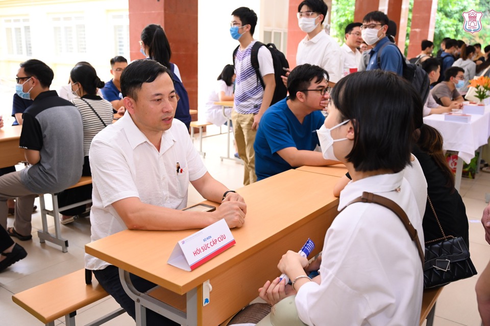 Sinh viên ĐH Y Hà Nội trong tham gia buổi tư vấn lựa chọn chuyên ngành (Ảnh: FBNT)