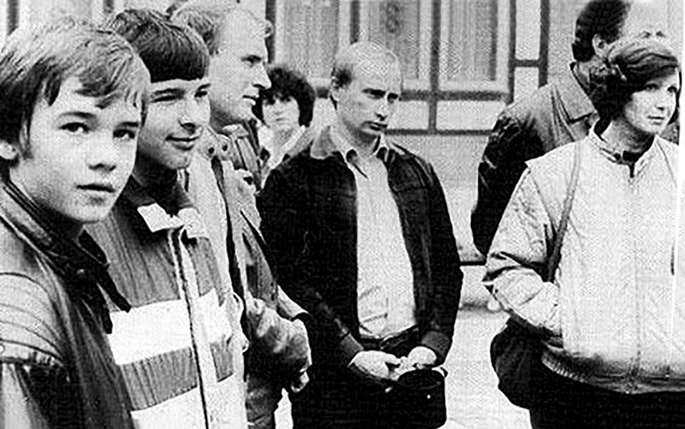 &Ocirc;ng Putin (giữa) thời hoạt động tại Đ&ocirc;ng Đức cho KGB. Nguồn: RBTH