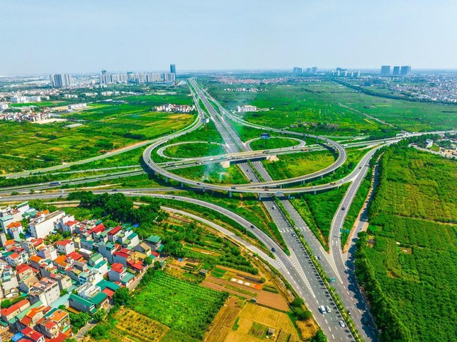 Hạ tầng giao th&ocirc;ng l&agrave; &ldquo;đ&ograve;n bẩy&rdquo; gi&uacute;p l&agrave;m n&ecirc;n &ldquo;kỳ t&iacute;ch s&ocirc;ng Hồng&rdquo; ở ph&iacute;a Đ&ocirc;ng H&agrave; Nội