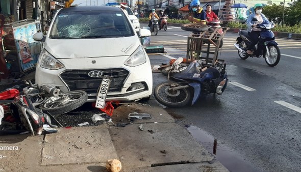 Tai nạn giao thông hôm nay (22/9): Xe khách cán chết người đi xe máy - Ảnh 3
