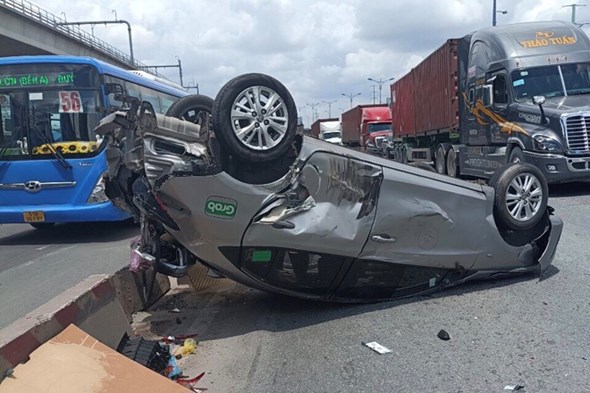 Tai nạn giao thông hôm nay (22/9): Xe khách cán chết người đi xe máy - Ảnh 4