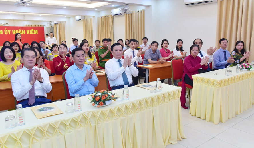 C&aacute;c đồng ch&iacute; l&atilde;nh đạo T.Ư, TP H&agrave; Nội dự lễ trao Huy hiệu 60 năm tuổi Đảng cho đồng ch&iacute; Nguyễn Thị Xu&acirc;n Mỹ.