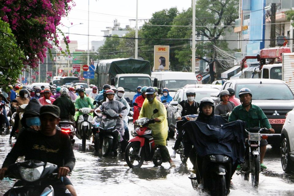 Nước ngập s&acirc;u khiến giao th&ocirc;ng &ugrave;n ứ tại một số tuyến đường nội đ&ocirc; TP Nha Trang.