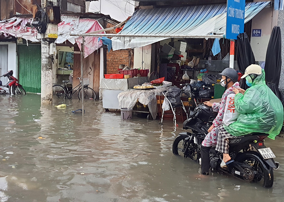 Chiều 22/9, TP Nha Trang bất ngờ c&oacute; mưa lớn từ khoảng 14 giờ đến hơn 16 giờ khiến một số tuyến đường ngập nặng.