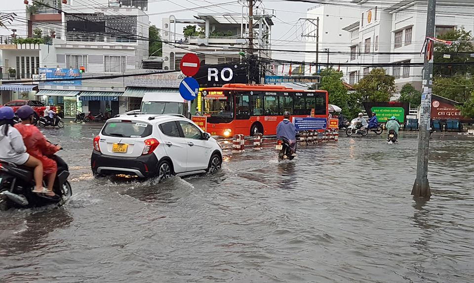 Dự &aacute;n CCSEP Nha Trang chậm tiến độ khiến một số khu vực ph&iacute;a Bắc Nha Trang dễ ngập nặng khi mưa lớn.&nbsp;&nbsp;