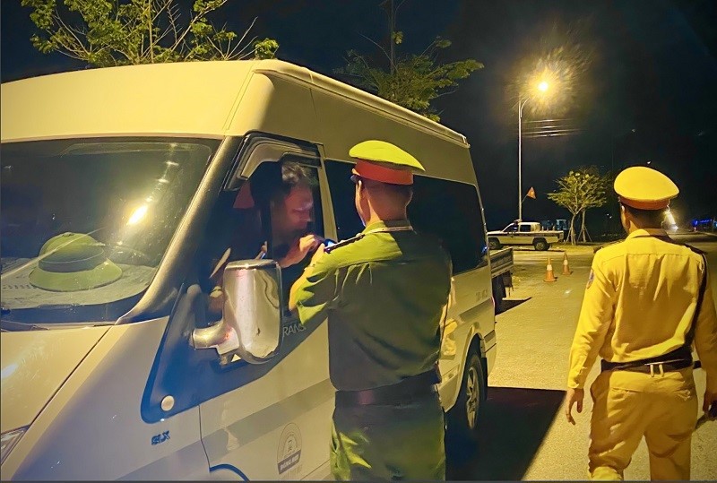 Lực lượng CSGT huyện Quảng Trạch đo nồng độ cồn