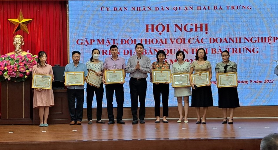 Ph&oacute; Chủ tịch UBND quận Hai B&agrave; Trưng Phan Văn Ph&uacute;c trao Giấy khen cho c&aacute;c DN, hộ KD