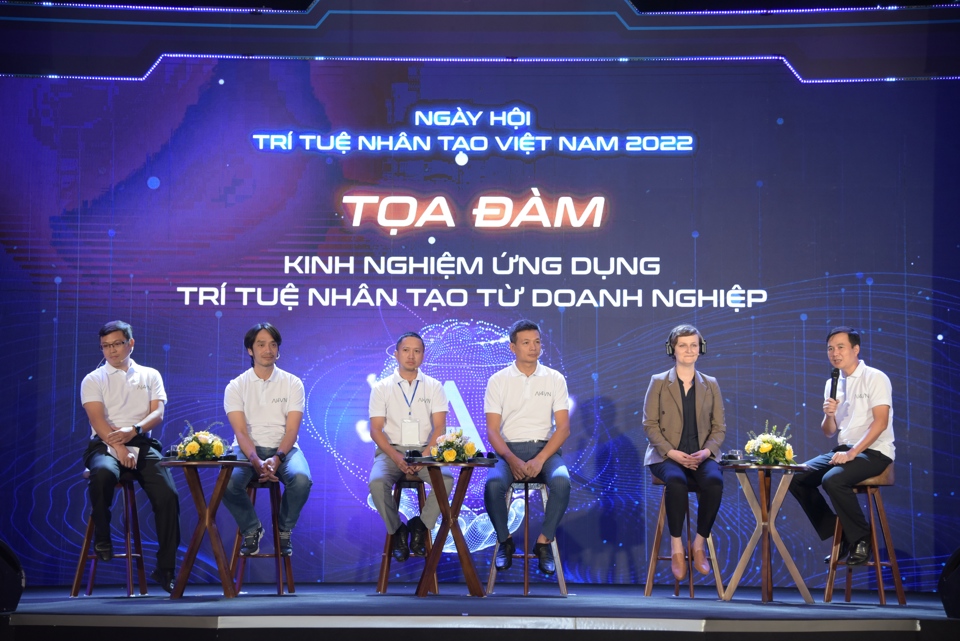 Gi&aacute;m đốc C&ocirc;ng nghệ FPT Vũ Anh T&uacute; tham gia tọa đ&agrave;m ''Kinh nghiệm ứng dụng tr&iacute; tuệ nh&acirc;n tạo từ doanh nghiệp'' trong khu&ocirc;n khổ sự kiện AI4VN.