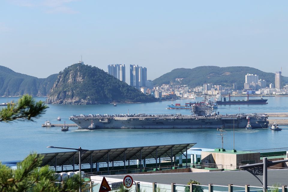 Một t&agrave;u s&acirc;n bay Mỹ đ&atilde; cập cảng Busan của H&agrave;n Quốc lần đầu sau 4 năm. Ảnh: Reuters