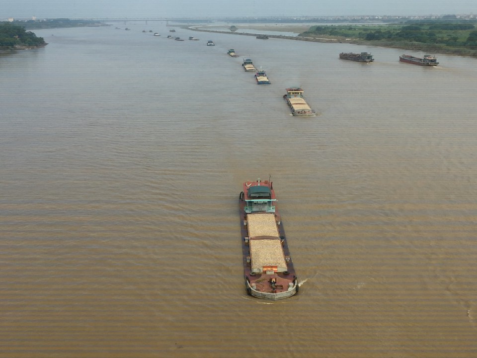 Hoạt động vận tải giao thương trên sông Hồng đoạn qua địa phận Hà Nội. Ảnh: Phạm Hùng