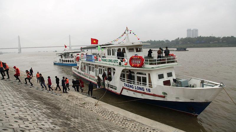Khách tham gia tour du lịch sông Hồng do Công ty CPThăng Long GTC tổ chức. Ảnh: LamThanh
