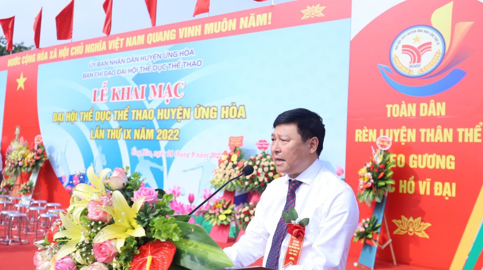 Chủ tịch UBND huyện Ứng H&ograve;a Phạm Anh Tuấn ph&aacute;t biểu khai mạc.