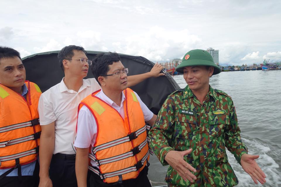 Ph&oacute; Chủ tịch UBND TP Đ&agrave; Nẵng Trần Phước Sơn kiểm tra phương &aacute;n tr&uacute; tr&aacute;nh của t&agrave;u thuyền. Ảnh: Quang Hải &nbsp;