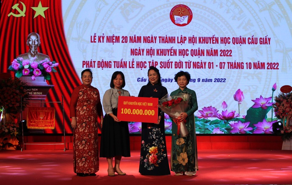 L&atilde;nh đạo Hội Khuyến học Việt Nam trao tặng 100 triệu đồng cho Hội Khuyến học quận Cầu Giấy.