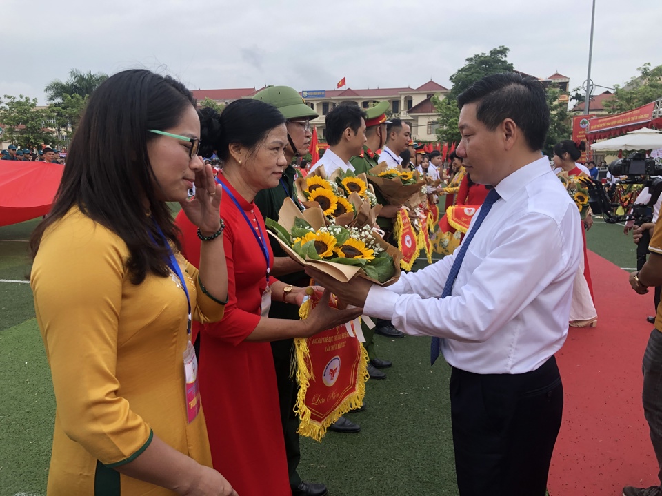 Chủ tịch UBND huyện Quốc Oai Nguyễn Trường Sơn tặng hoa v&agrave; cờ thi đua cho c&aacute;c đơn vị