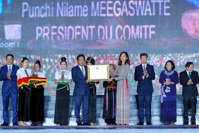 B&agrave; Pauline Tamesis, Điều phối vi&ecirc;n thường tr&uacute; Li&ecirc;n Hợp Quốc tại Việt Nam, đại diện cho UNESCO trao bằng của UNESCO c&ocirc;ng nhận Nghệ thuật X&ograve;e Th&aacute;i l&agrave; Di sản văn h&oacute;a phi vật thể đại diện của nh&acirc;n loại cho đại diện Bộ trưởng Bộ Văn h&oacute;a Thể thao v&agrave; Du lịch v&agrave; l&atilde;nh đạo UBND c&aacute;c tỉnh Y&ecirc;n B&aacute;i, Sơn La, Lai Ch&acirc;u, Điện Bi&ecirc;n. Ảnh: VGP &nbsp;