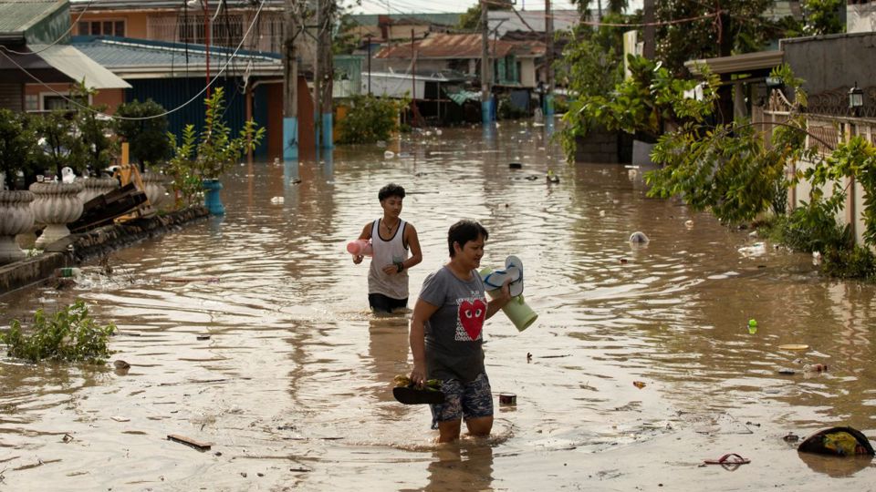 Si&ecirc;u b&atilde;o Noru đổ bộ g&acirc;y ngập lụt tại San Miguel, tỉnh Bulacan, Philippines, trong ng&agrave;y 26/9. Ảnh: CNN