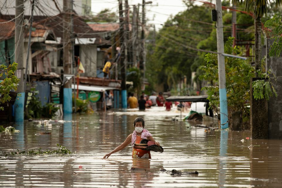 Người d&acirc;n ở San Miguel, tỉnh Bulacan, Philippines, di chuyển kh&oacute; khăn do nước ngập ngang thắt lưng sau khi si&ecirc;u b&atilde;o Noru đổ bộ h&ocirc;m 25/9. Ảnh: Reuters