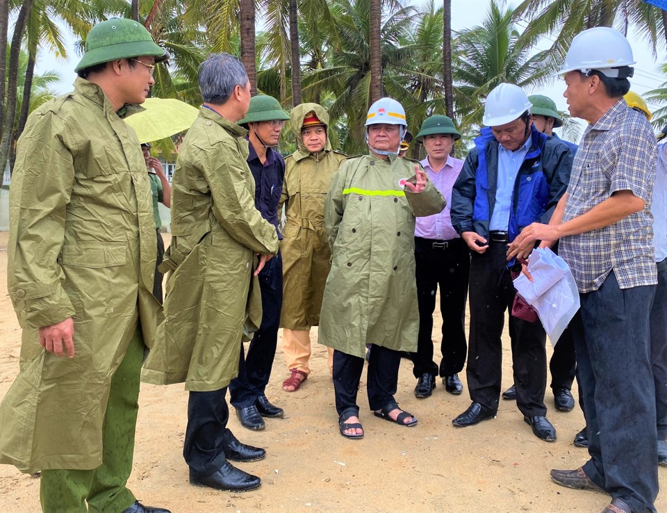 Bộ trưởng L&ecirc; Minh Hoan (ở giữa) kiểm tra tại bờ biển Cửa Đại, TP Hội An.