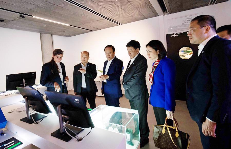Chủ tịch HĐND TP Hà Nội Nguyễn Ngọc Tuấn và các đại biểu thăm Trung tâm đổi mới sáng tạo Peres (Israel).