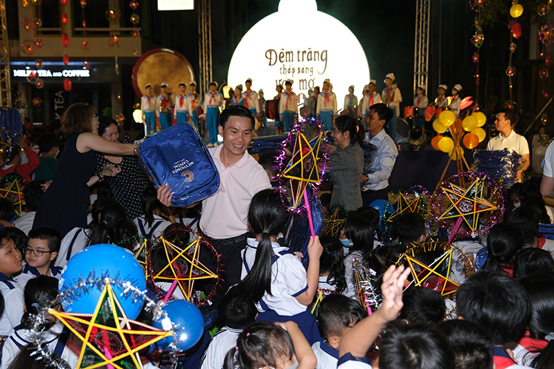 Hàng nghìn trẻ em Phú Quốc tham gia 'Đêm trăng thắp sáng ước mơ' - Ảnh 3