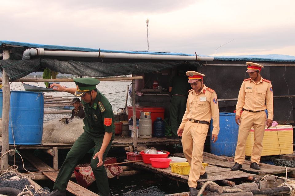 Lực lượng bi&ecirc;n ph&ograve;ng v&agrave; c&ocirc;ng an TP Ph&uacute; Quốc đến từng b&egrave; c&aacute; k&ecirc;u gọi người d&acirc;n v&agrave;o nơi tr&aacute;nh tr&uacute; b&atilde;o. Ảnh: Hữu Tuấn