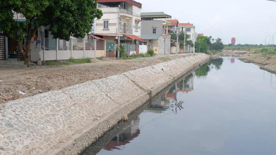 Một đoạn tuyến ven s&ocirc;ng Cầu B&acirc;y đ&atilde; được k&egrave; ki&ecirc;n cố. Ảnh: L&acirc;m Nguyễn