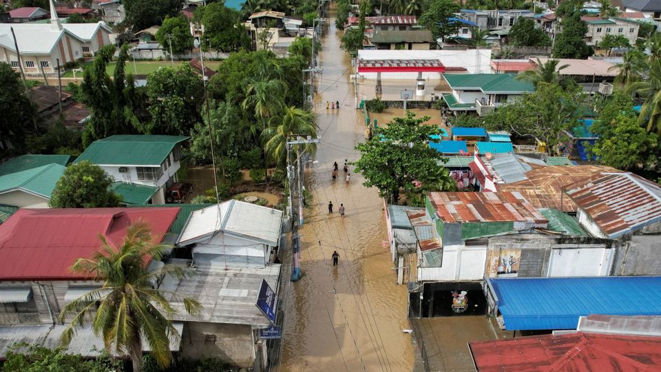 B&atilde;o Noru đổ bộ v&agrave;o thị trấn Burdeos thuộc quần đảo Polillo l&uacute;c 17h30 chiều qua, sau đ&oacute; di chuyển về đảo ch&iacute;nh Luzon mang theo gi&oacute; mạnh v&agrave; mưa lớn.&nbsp; T&igrave;nh trạng ngập lụt nghi&ecirc;m trọng tại tỉnh Bulacan, Philippines, ng&agrave;y 26/9.