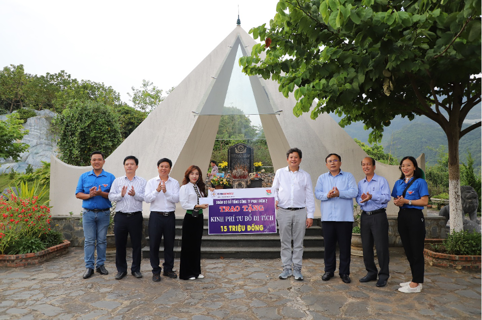 Đo&agrave;n cơ sở Tổng c&ocirc;ng ty Ph&aacute;t điện 2 đ&atilde; gửi tặng 15 triệu đồng đến Ban quản l&yacute; Di t&iacute;ch quốc gia &ndash; Địa điểm lưu niệm Trung đo&agrave;n 52 T&acirc;y Tiến