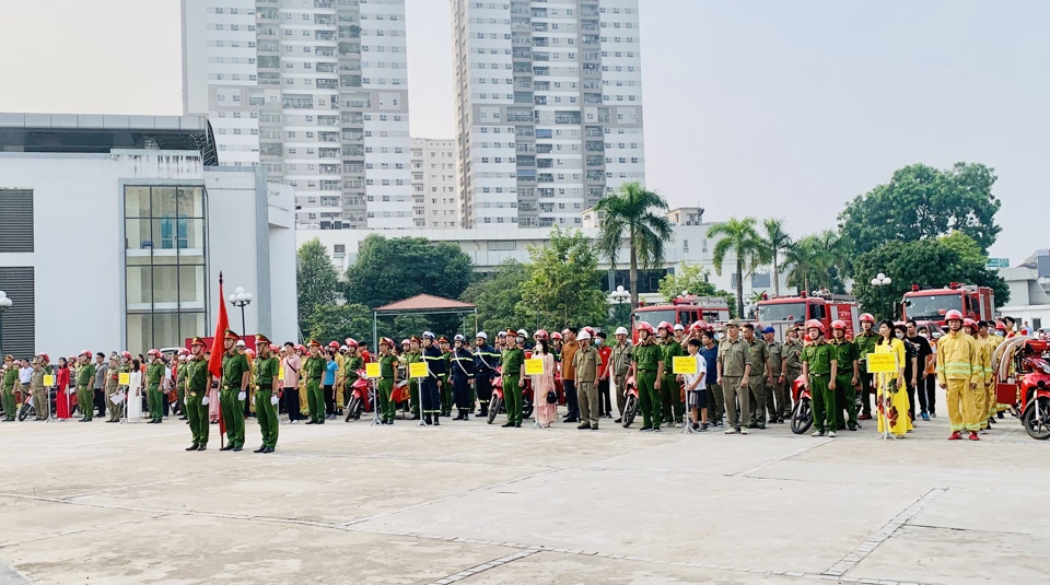 Tại hội thi, 11 đội thuộc lực lượng d&acirc;n ph&ograve;ng, 11 đội hộ gia đ&igrave;nh v&agrave; 11 đội c&ocirc;ng an phường tham gia c&aacute;c nội dung thi