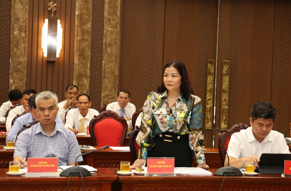 Quyền Gi&aacute;m đốc Sở C&ocirc;ng Thương H&agrave; Nội Trần Thị Phương Lan ph&aacute;t biểu tại hội nghị.