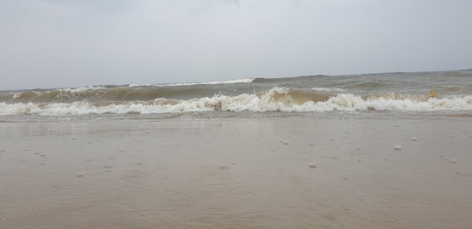 S&oacute;ng cao khoảng 2m tại biển Nguyễn Tất Th&agrave;nh, Đ&agrave; Nẵng l&uacute;c 15 giờ ng&agrave;y 27/9.