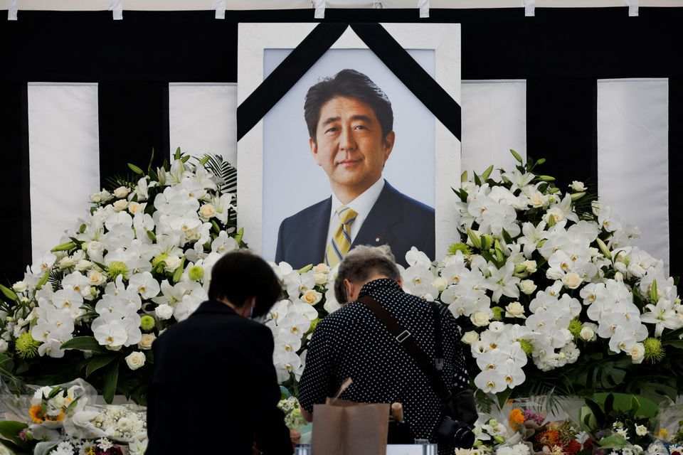 Mọi người để lại hoa v&agrave; b&agrave;y tỏ l&ograve;ng k&iacute;nh trọng đối với cố Thủ tướng Abe. Ảnh: AFP