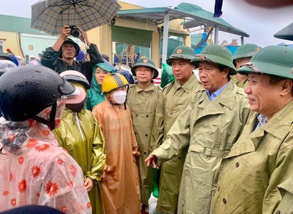 Phó Thủ tướng Chính phủ Lê Văn Thành thăm hỏi, động viên người dân tại tỉnh Quảng Trị.