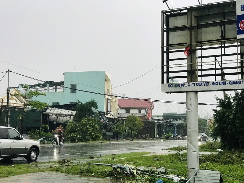 Cơn lốc qu&eacute;t qua khu d&acirc;n cư, khu phố 3, thị trấn Cửa Việt khiến nhiều nh&agrave; cửa bị hư hại, đổ sập.
