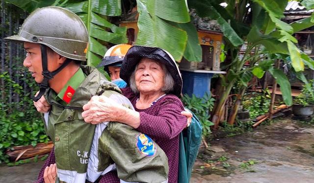 Lực lượng chức năng ưu tiên sơ tán người già tránh bão tại tỉnh Thừa Thiên Huế.