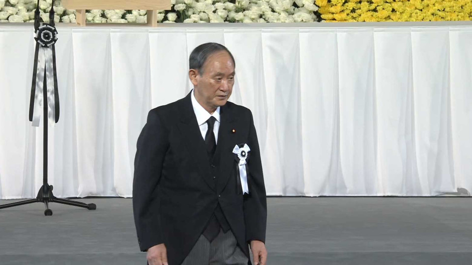 &nbsp;Cựu Thủ tướng Nhật Bản Suga Yoshihide đến dự tang lễ.&nbsp; Ảnh: NHK