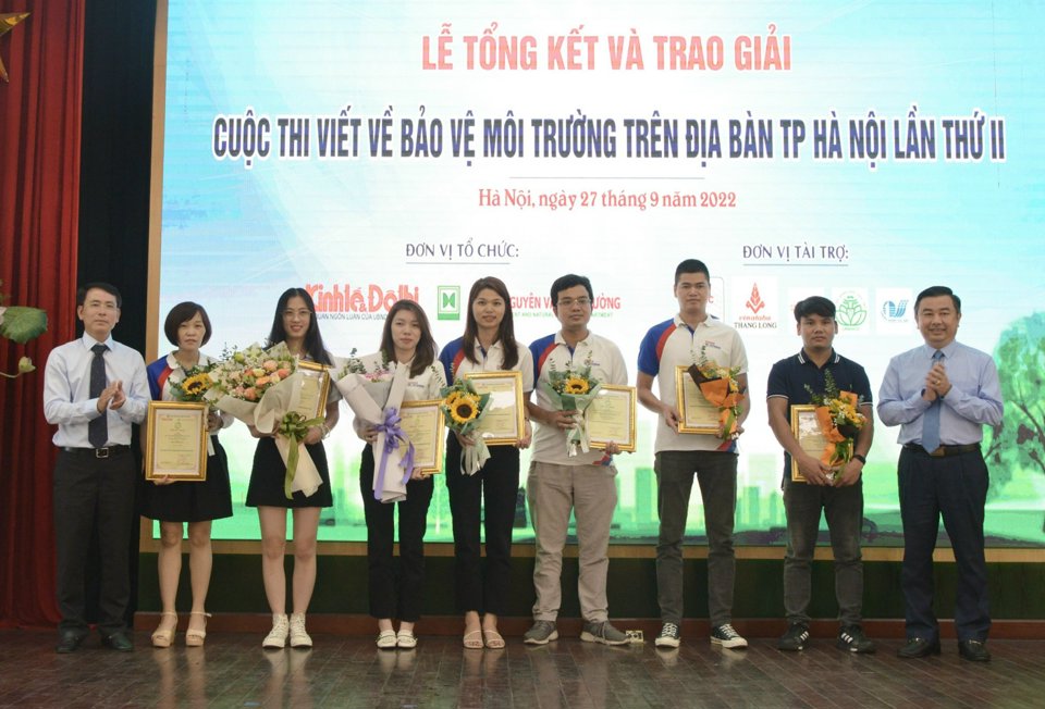 Phó Chủ tịch UBND TP Nguyễn Trọng Đông (ngoài cùng bên trái) và Tổng Biên tập báo Kinh tế & Đô thị Nguyễn Minh Đức trao giải Nhất cho nhóm tác giả. Ảnh: Công Hùng