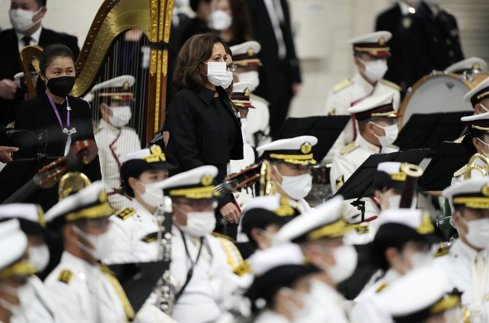 Ph&oacute; Tổng thống Mỹ Kamala Harris (giữa) dự&nbsp; Lễ Quốc tang cố Thủ tướng Nhật Bản Abe Shinzo tại hội trường Nippon Budokan ở Tokyo, Nhật Bản, ng&agrave;y 27/9/2022. Ảnh: Reuters