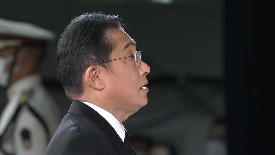 Thủ tướng Fumio Kishida ca ngợi những th&agrave;nh tựu ch&iacute;nh trị của &ocirc;ng Abe Shinzo tại lễ Quốc tang h&ocirc;m 27/9. Ảnh: NHK