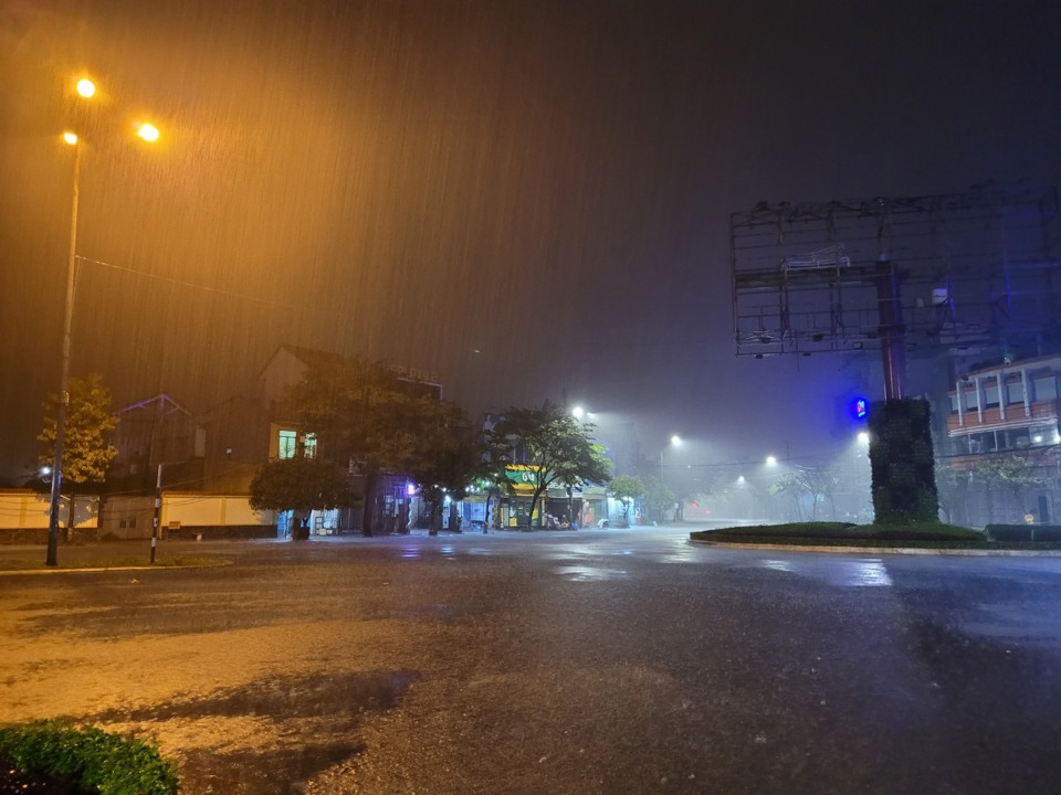 TP Tam Kỳ, tỉnh Quảng Nam bắt đầu mưa lớn. Gi&oacute; đ&atilde; thổi mạnh, r&iacute;t giật từng cơn li&ecirc;n tục. Hiện tại, một số khu vực đ&atilde; mất điện cục bộ.Ảnh: B&aacute;o Quảng Nam