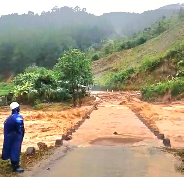 Một điểm ngập &uacute;ng tr&ecirc;n Tỉnh lộ 672 đi x&atilde; Măng Ri.&nbsp;Ảnh: HL/b&aacute;o Kon Tum