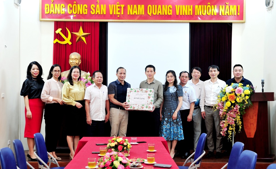 Ph&oacute; B&iacute; thư Quận ủy, Chủ tịch UBND quận Ho&agrave;n Kiếm Phạm Tuấn Long&nbsp;&nbsp;thăm hỏi, tặng qu&agrave; Ban đại diện Người cao tuổi quận Ho&agrave;n Kiếm