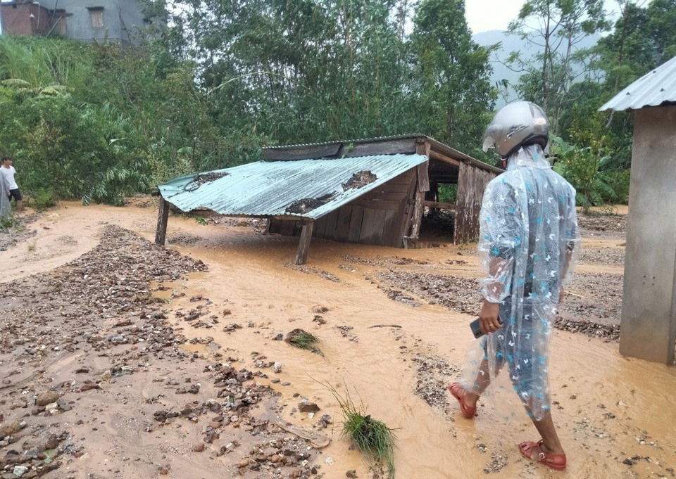 Đất đ&aacute; tr&ecirc;n n&uacute;i chảy tr&agrave;n v&agrave;o nh&agrave; d&acirc;n ở Nam Giang. Ảnh: Đăng Nguy&ecirc;n/b&aacute;o Quảng Nam