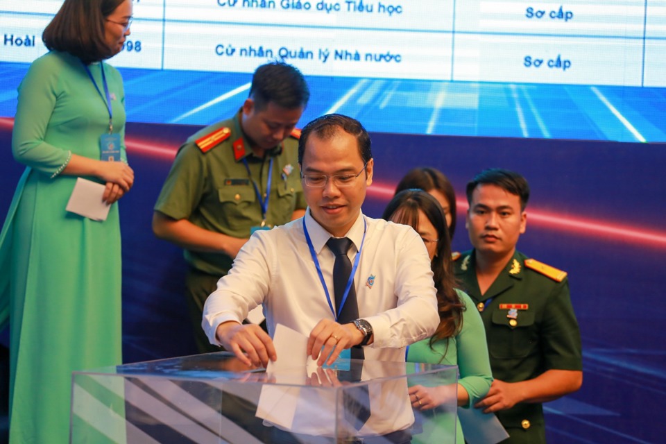 C&aacute;c đại biểu tiến h&agrave;nh bỏ phiếu bầu Ban chấp h&agrave;nh nhiệm kỳ 2022-2027.