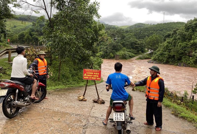 Lực lượng chức năng chốt chặn, cắm biển cảnh b&aacute;o khu vực nguy hiểm. Ảnh: B&ugrave;i Biền