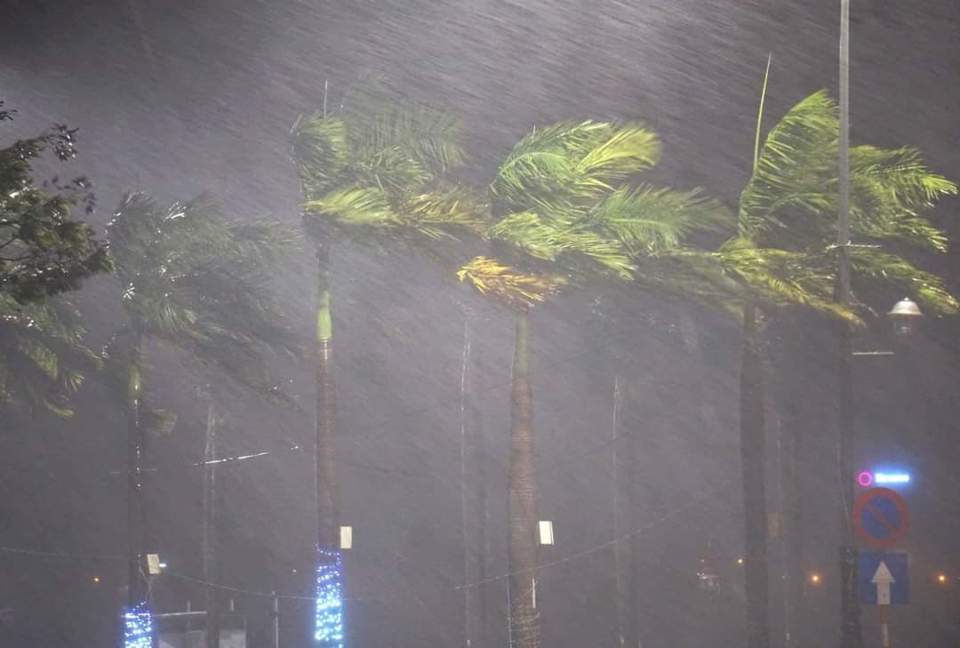 Gi&oacute; to, mưa lớn tại Đ&agrave; Nẵng từ trước 22 giờ đ&ecirc;m 27/9/2022.