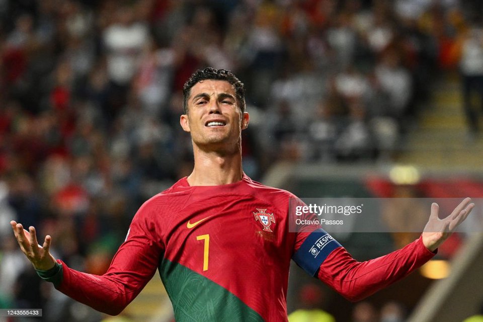 Ronaldo thất vọng khi Bồ Đ&agrave;o Nha thua ở những ph&uacute;t cuối.