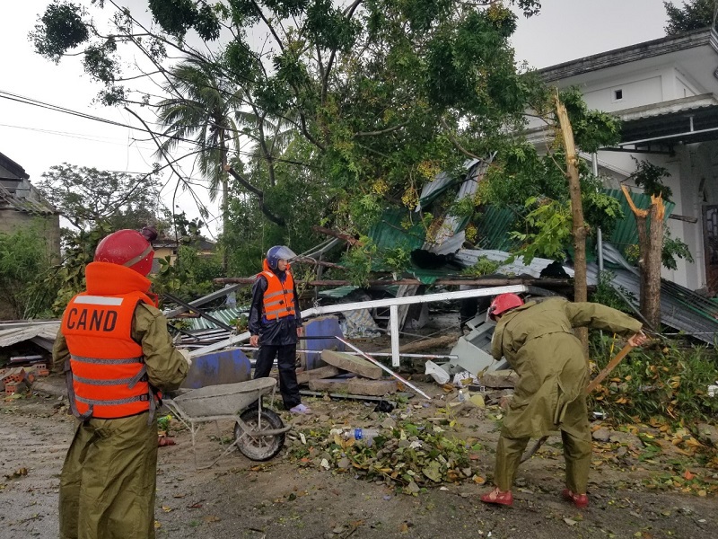 Lực lượng c&ocirc;ng an v&agrave; ch&iacute;nh quyền địa phương hỗ trợ khắc phục c&aacute;c trường hợp nh&agrave; bị tốc m&aacute;i tại th&ocirc;n Kh&aacute;nh Mỹ, x&atilde; Vinh Xu&acirc;n, huyện Ph&uacute; Vang, tỉnh Thừa Thi&ecirc;n Huế.